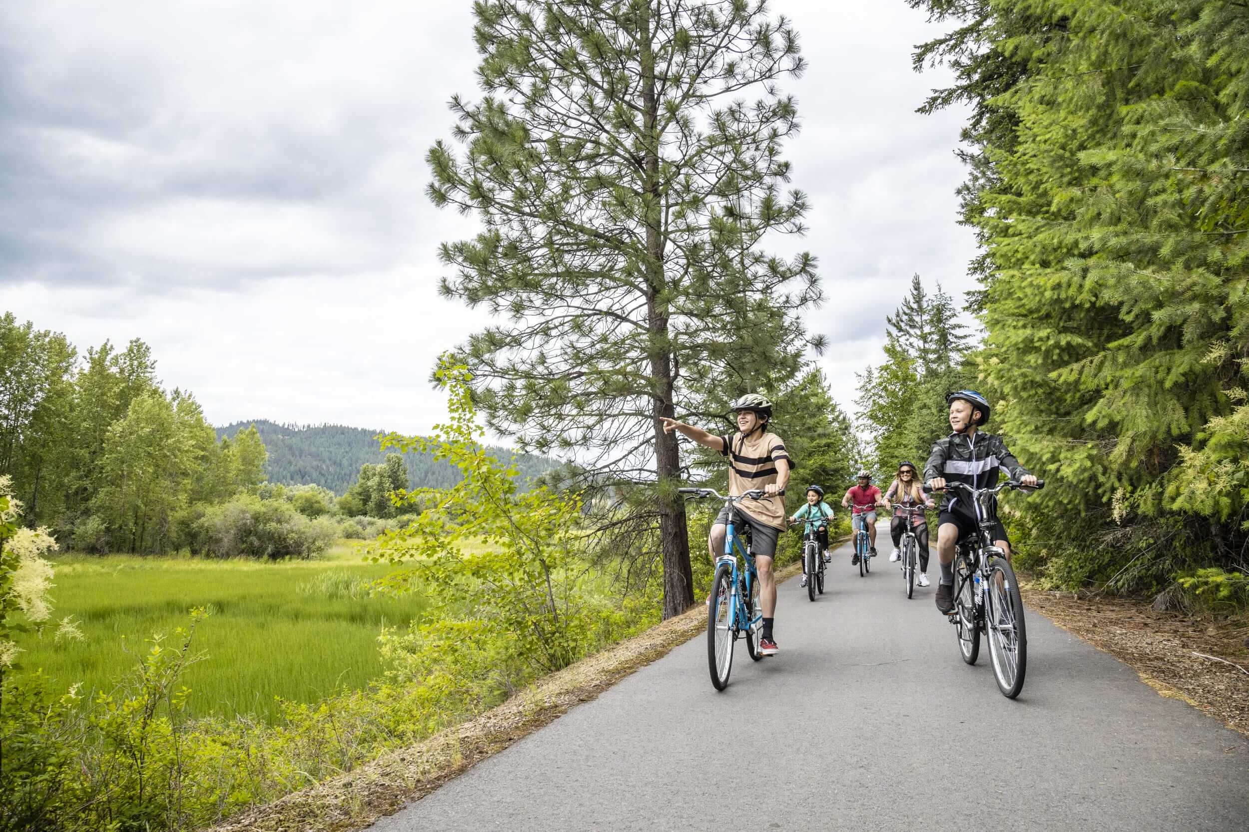 family biking on the trail of coeur d'alenes