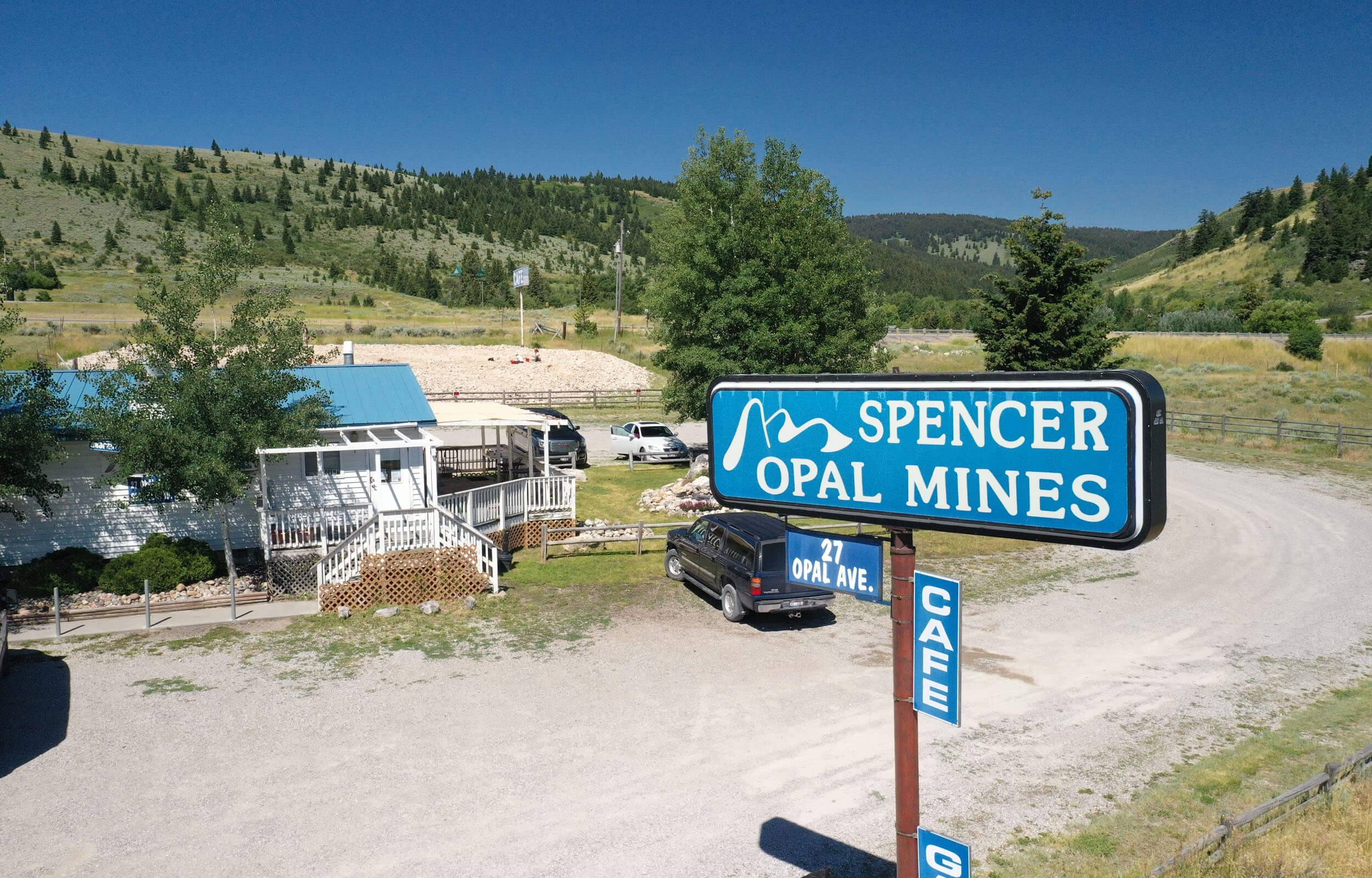A blue sign for Spencer Opal Mines.